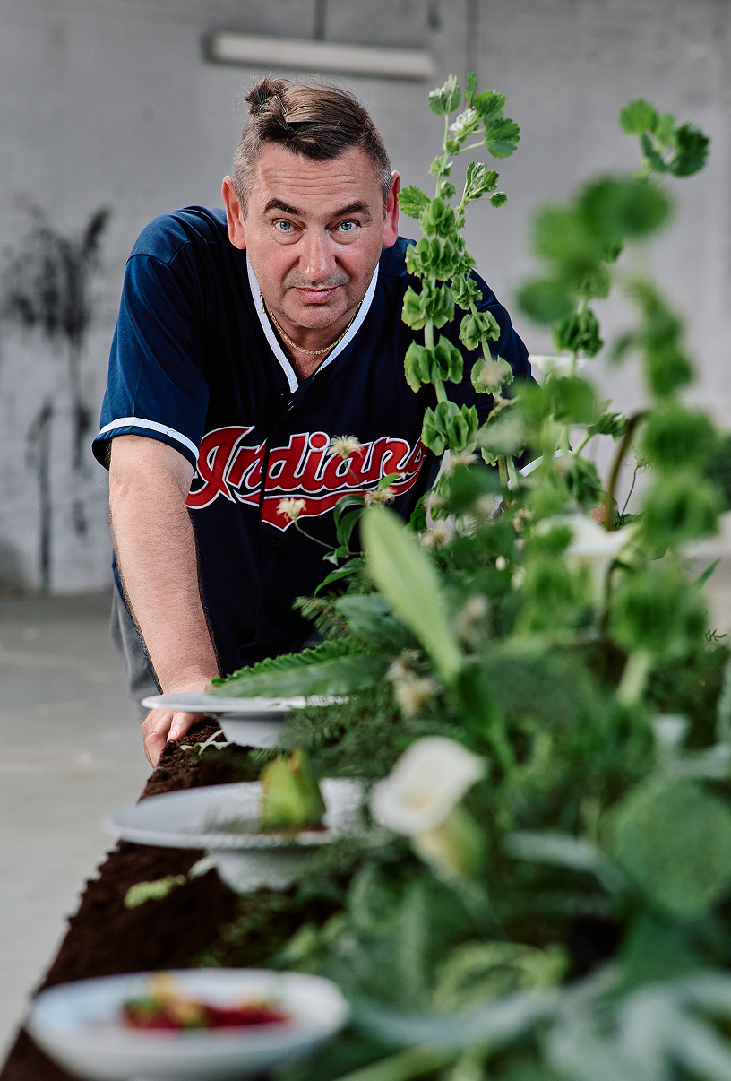 Criss Casper Gross beim Anrichten in einer Location
