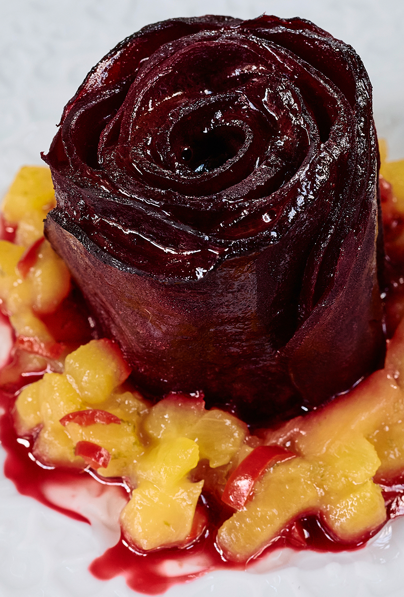 Rote-Bete-Rose auf Mango-Relish