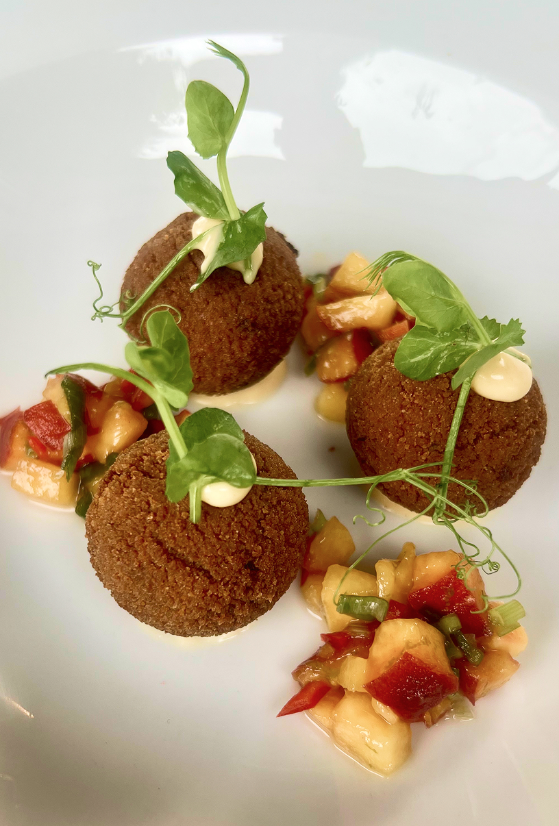 Vier kleine Bratlinge mit Kräutern und Relish